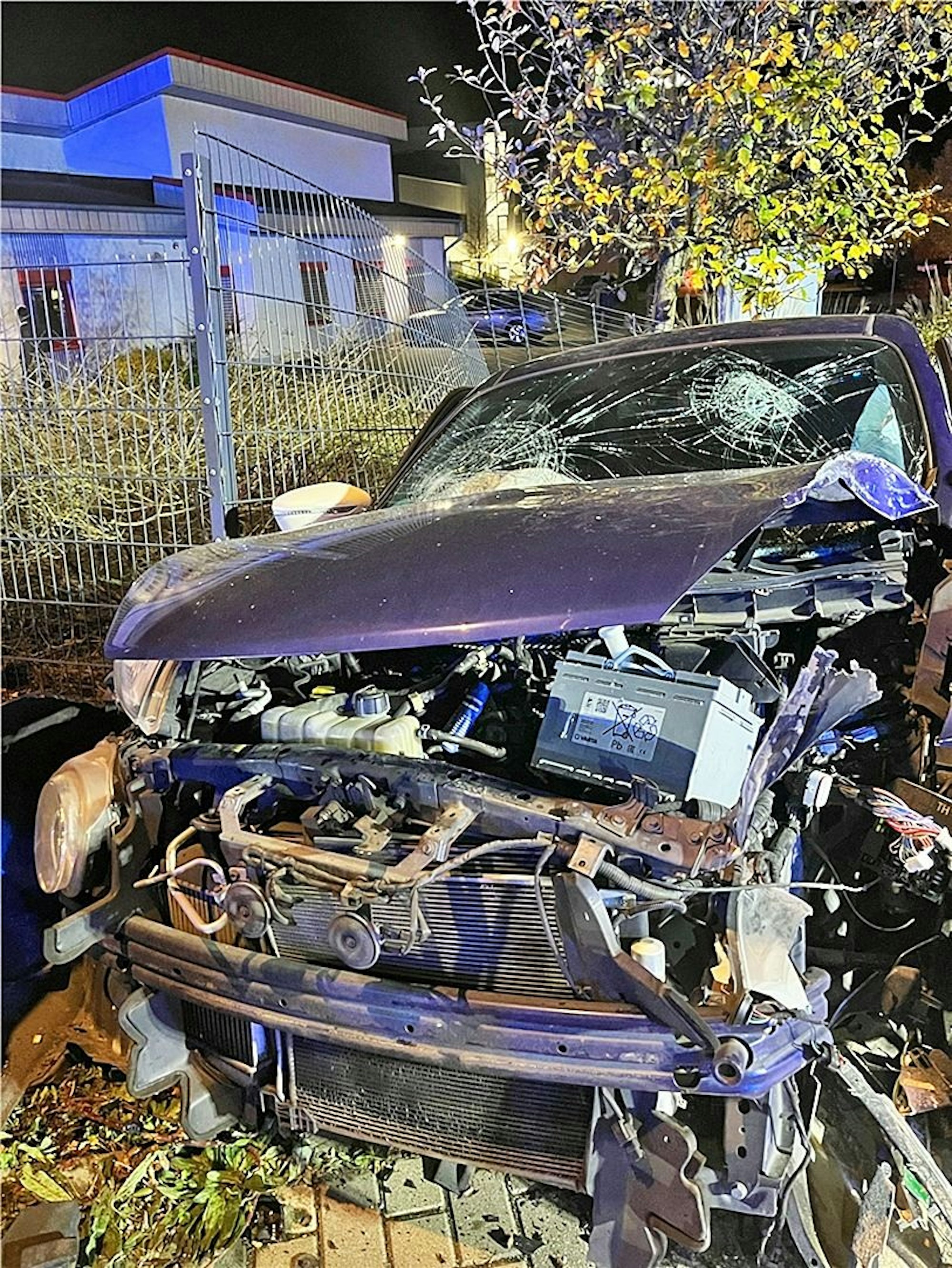 Sekundenschlaf: Zwei Schwerverletzte bei Autounfall