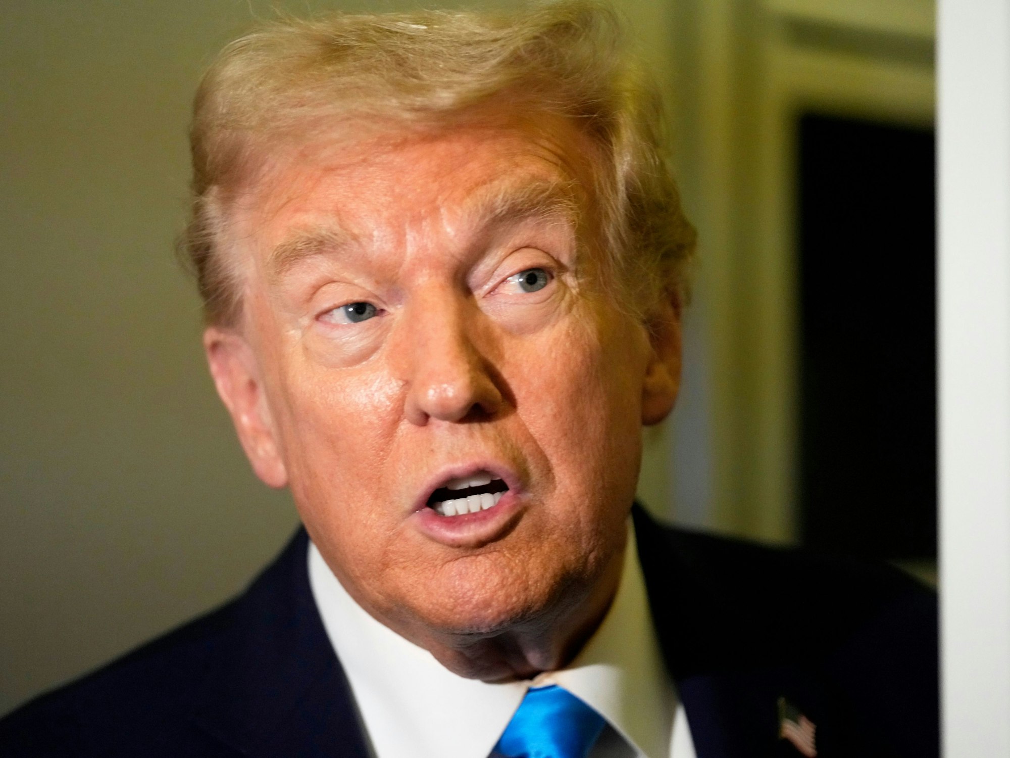 US-Präsident Donald Trump spricht mit Reportern an Bord der Air Force One auf dem Luftwaffenstützpunkt Al Udeid.