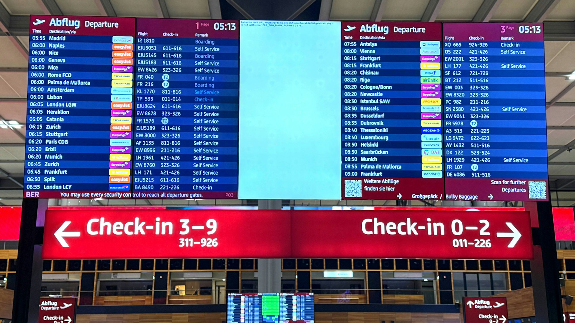 Anzeigetafel BER Flughafen Berlin-Brandenburg *** Display board BER Berlin Brandenburg Airport Copyright: xmix1x