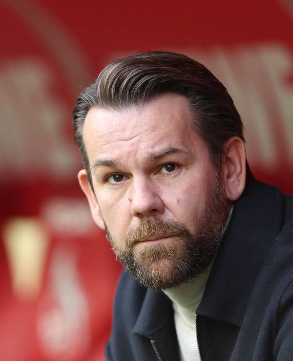 Sportdirektor Thomas Kessler sitzt auf der Bank des 1. FC Köln.