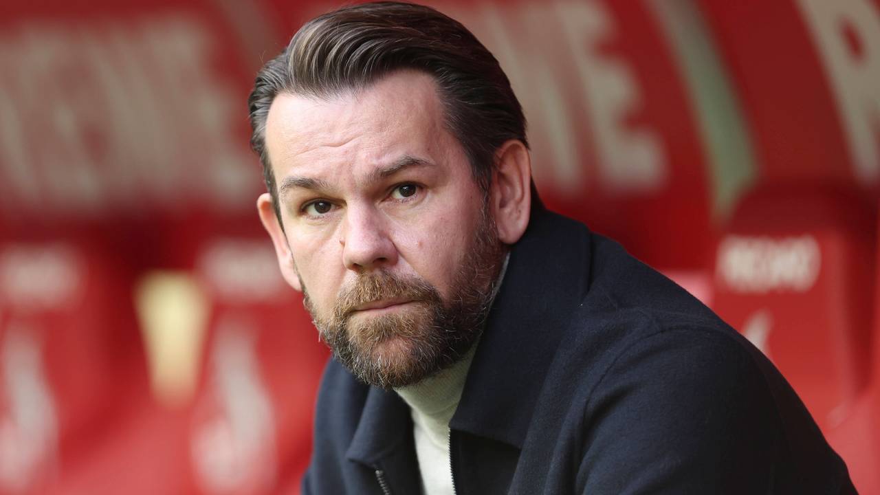Sportdirektor Thomas Kessler sitzt auf der Bank des 1. FC Köln.