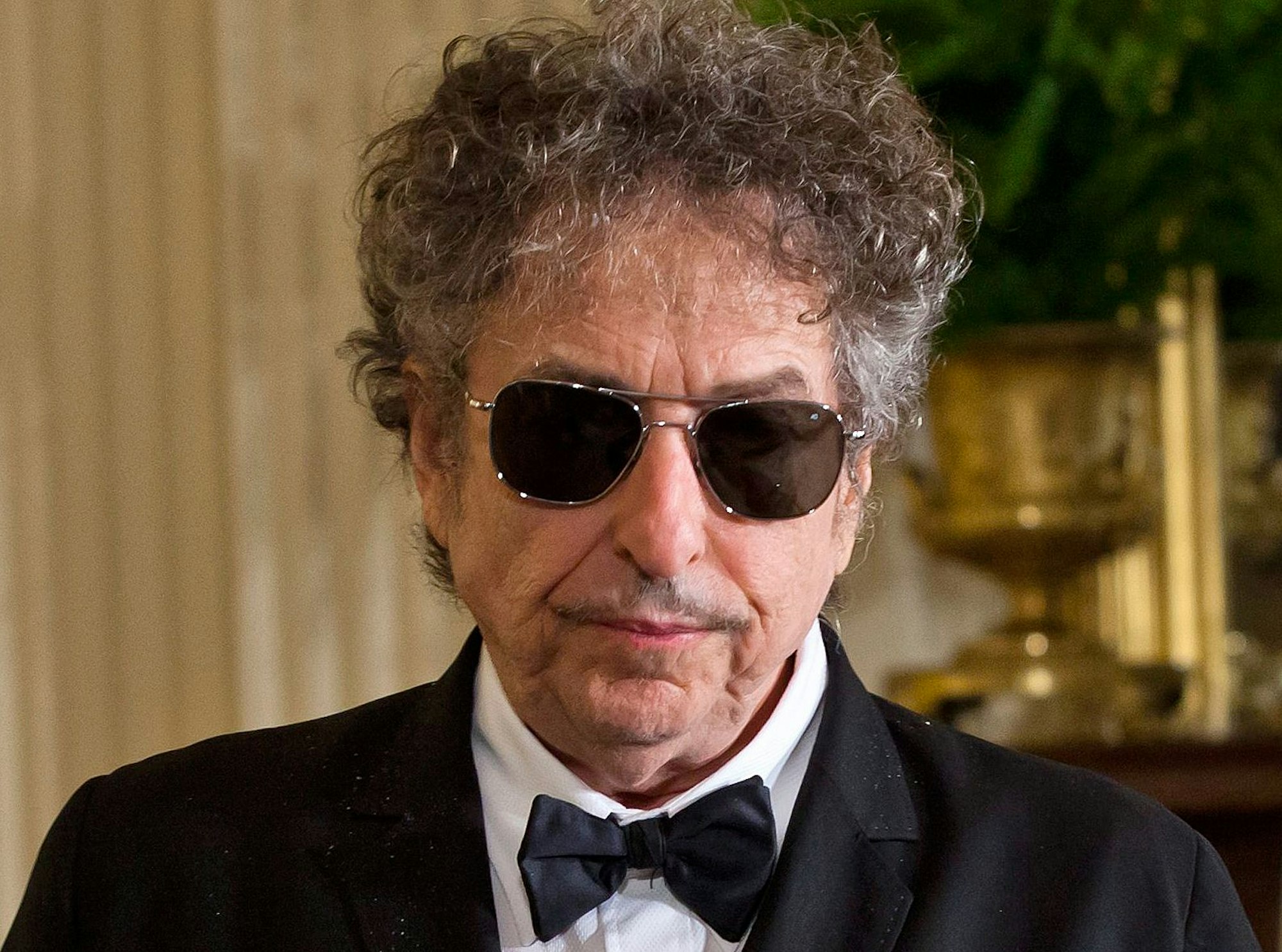 Bob Dylan trägt Fliege und Sonnenbrille.