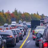 Wenn es kalt und regnerisch wird, ist es auch voll auf den Straßen rund um Köln. Blick auf die volle A3 bei Siegburg Richtung Köln Mitte Oktober.