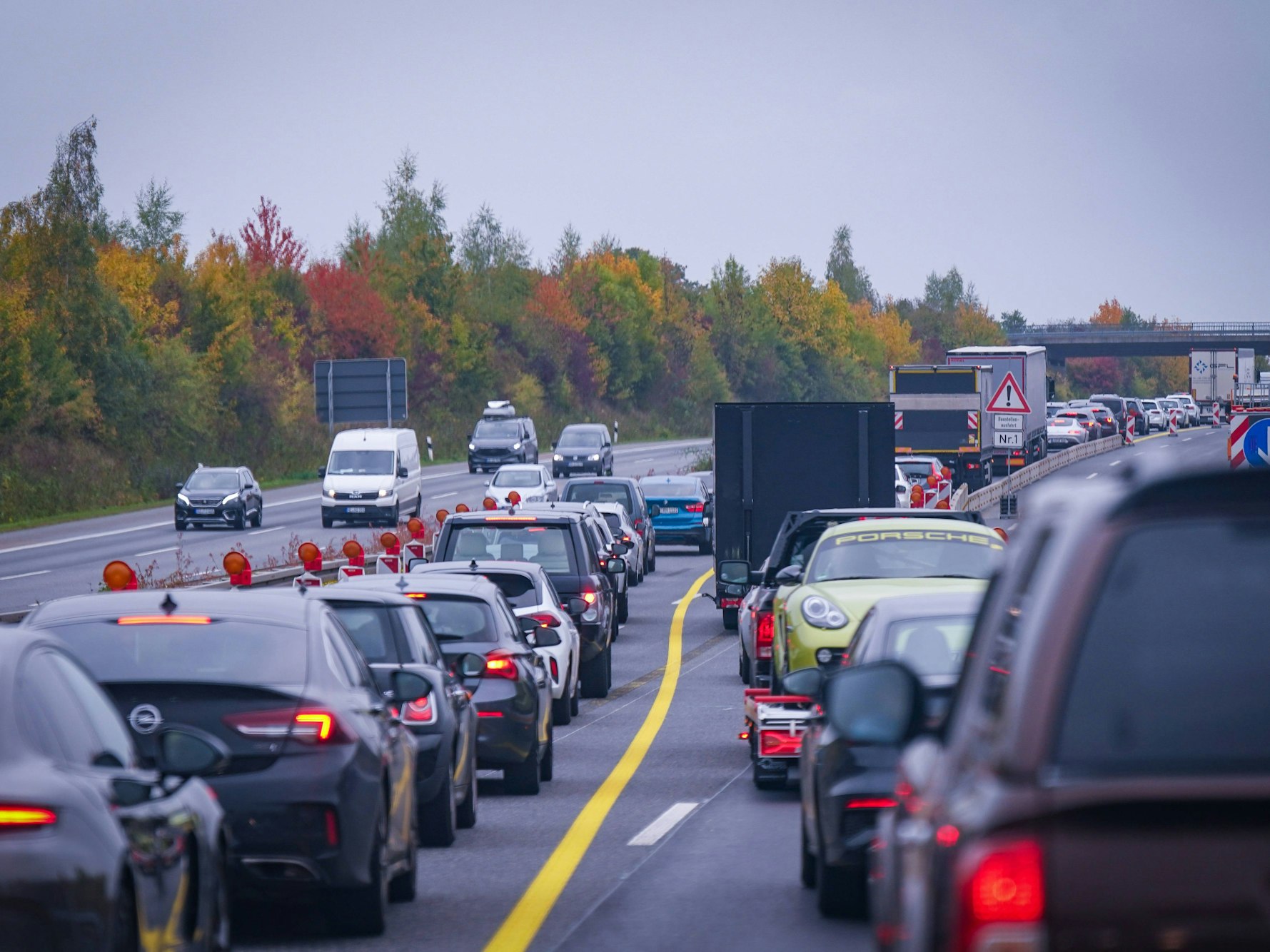 Wenn es kalt und regnerisch wird, ist es auch voll auf den Straßen rund um Köln. Blick auf die volle A3 bei Siegburg Richtung Köln Mitte Oktober.