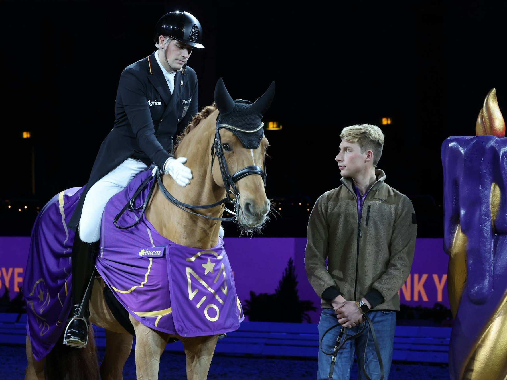 Frederic Wandres sitzt auf seinem Pferd, daneben steht sein Lebensgefährte, Pferdepfleger Lars Ligus.