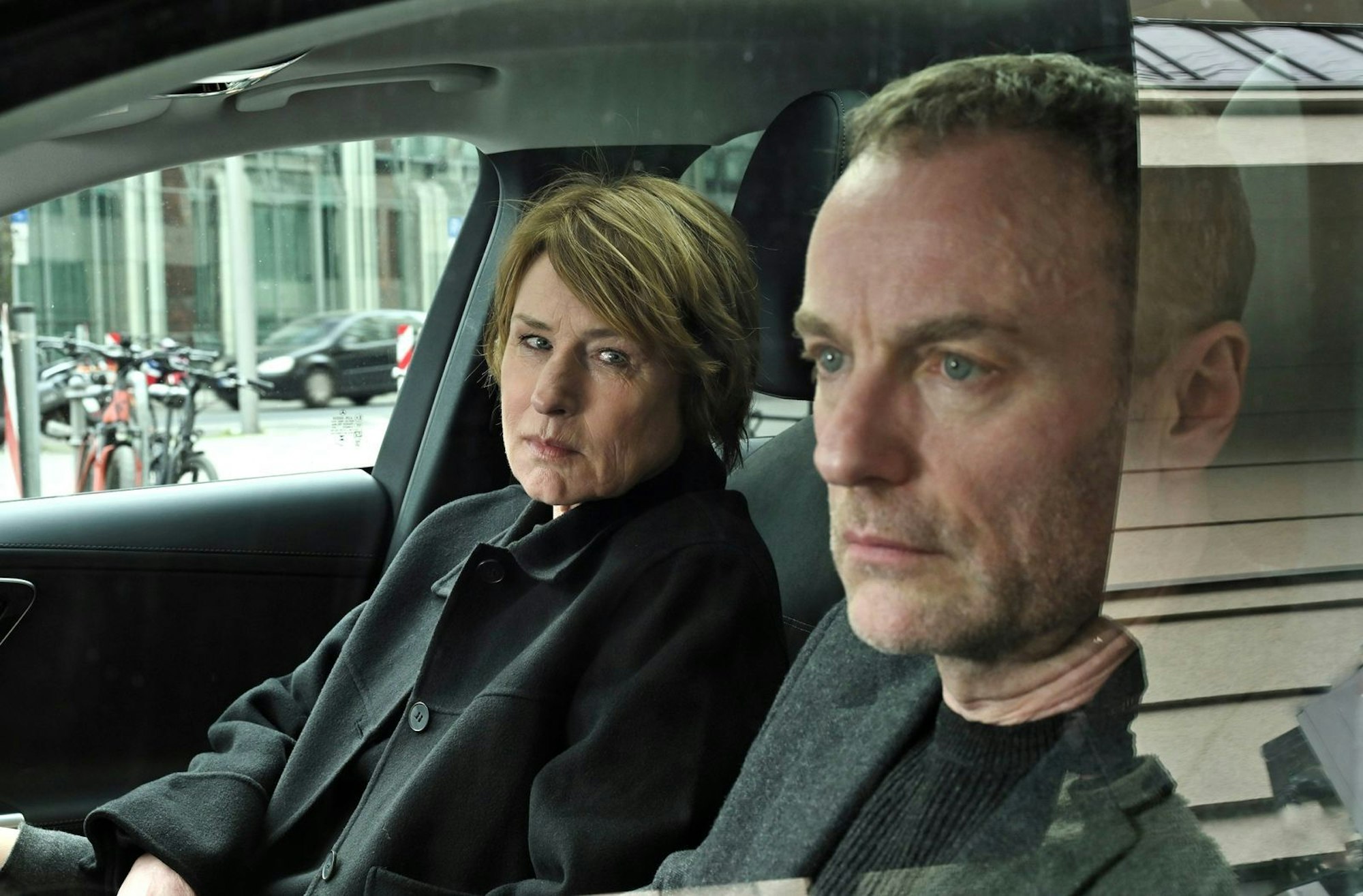Tatort Bundesdruckerei? Die Kommissare Bonard (Corinna Harfouch) und Robert Karow (Mark Waschke) ermitteln rund um einen toten Fahrradkurier. (Bild: rbb/Schiwago/Hardy Spitz)