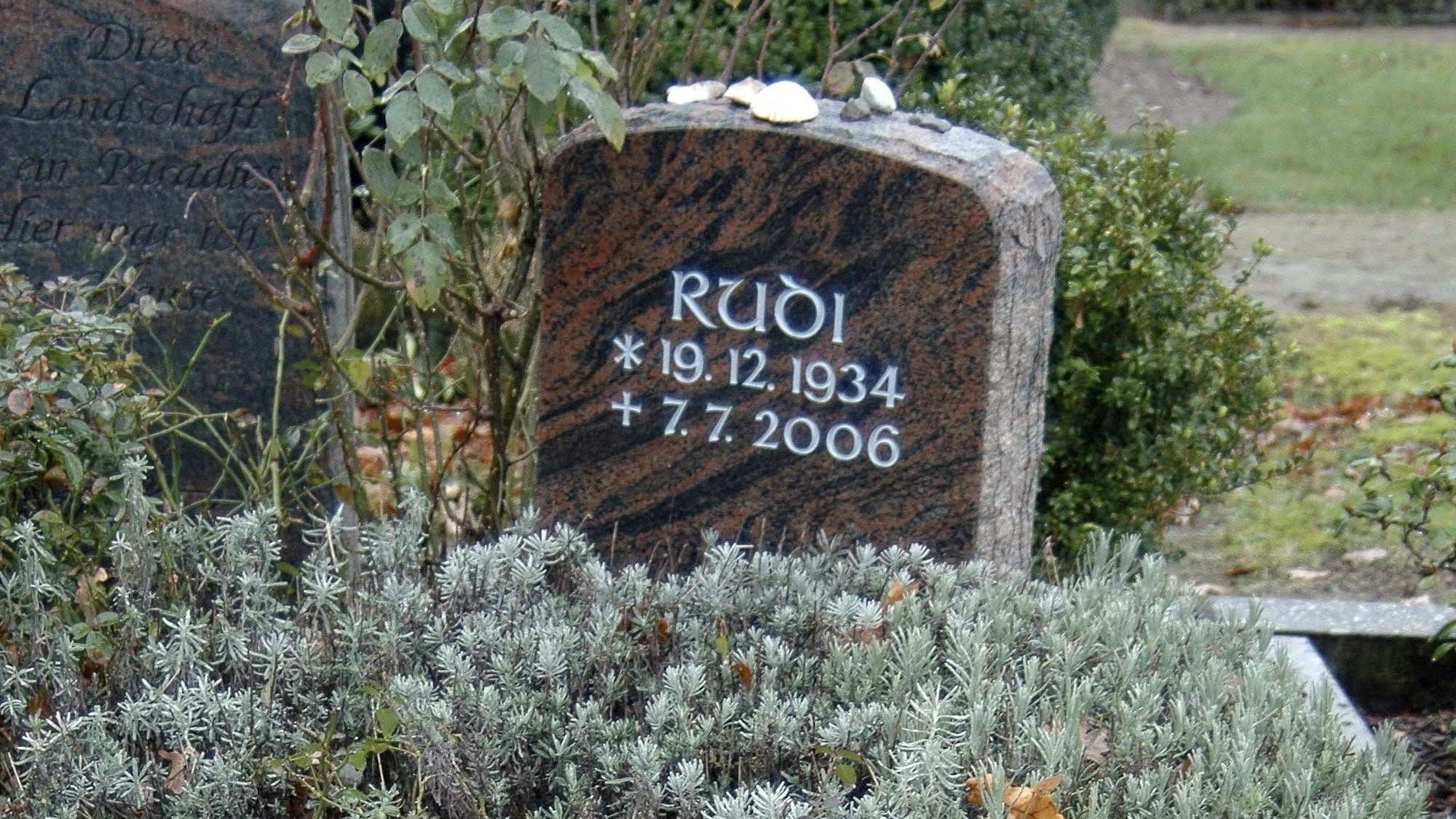 Auf einem Grabstein steht der Name Rudi sowie Geburts- und Todesdatum.