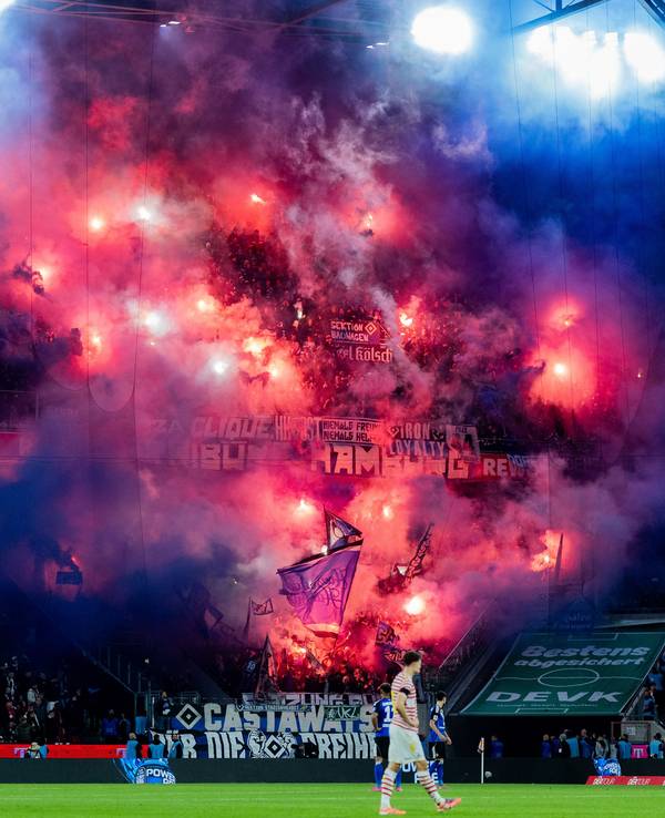 Hamburger Fans brennen am 2. November 2025 in Köln Pyrotechnik ab. Auch Böller wurden aufs Spielfeld geworfen.