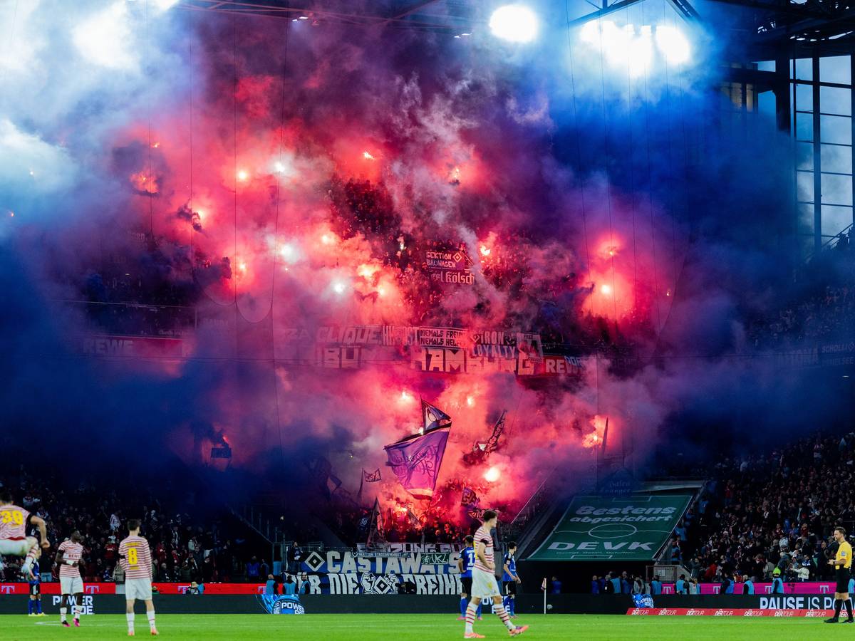 Hamburger Fans brennen am 2. November 2025 in Köln Pyrotechnik ab. Auch Böller wurden aufs Spielfeld geworfen.