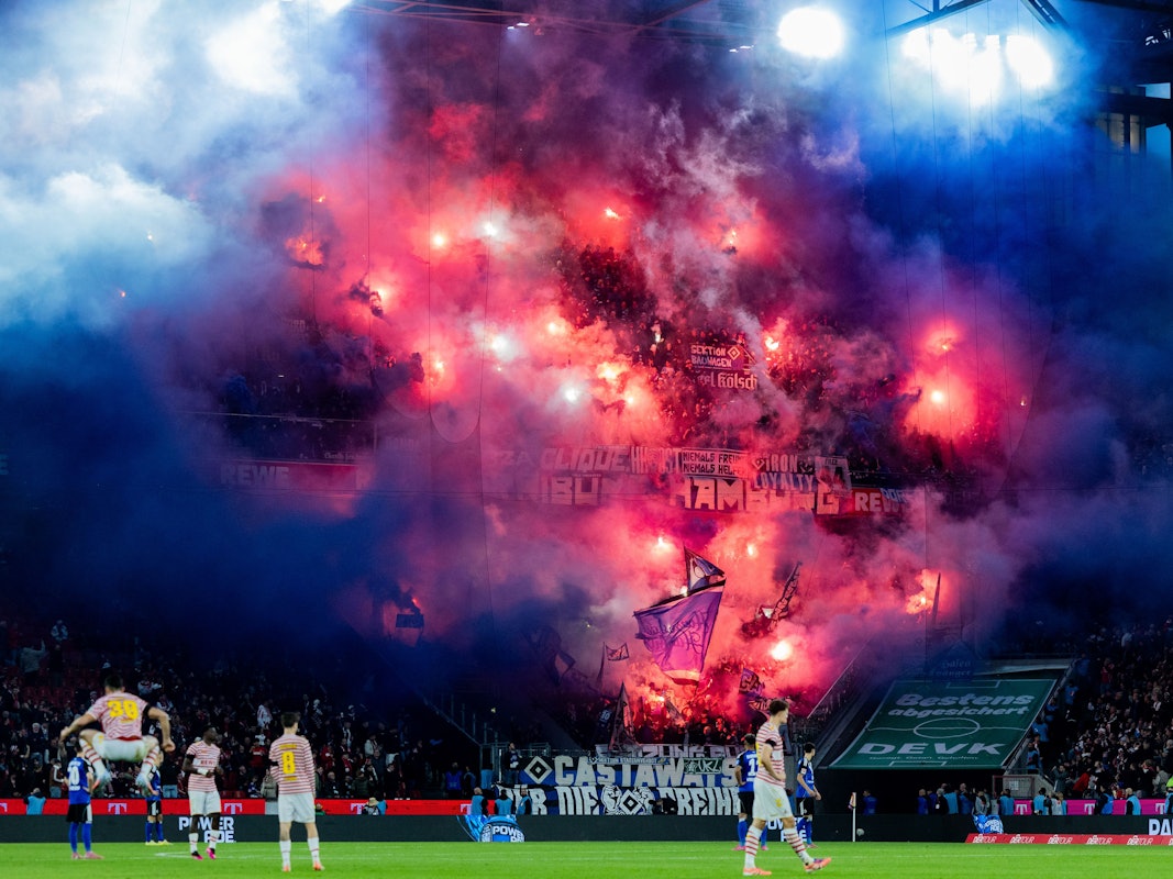 Hamburger Fans brennen am 2. November 2025 in Köln Pyrotechnik ab. Auch Böller wurden aufs Spielfeld geworfen.