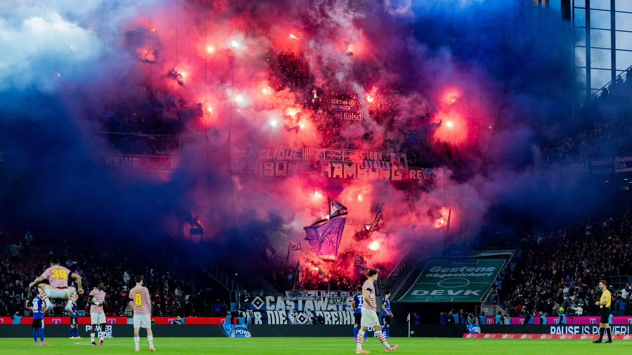 Hamburger Fans brennen am 2. November 2025 in Köln Pyrotechnik ab. Auch Böller wurden aufs Spielfeld geworfen.