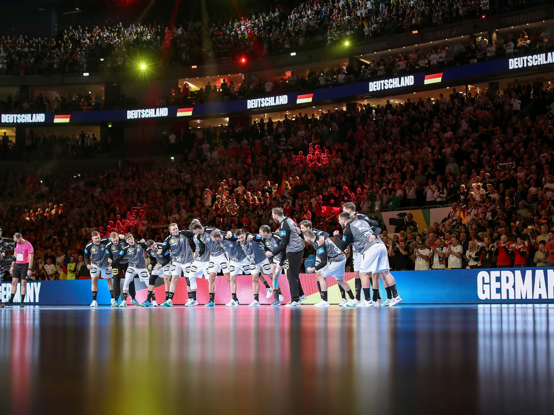 Die deutschen Spieler machen sich auf ein Spiel heiß.