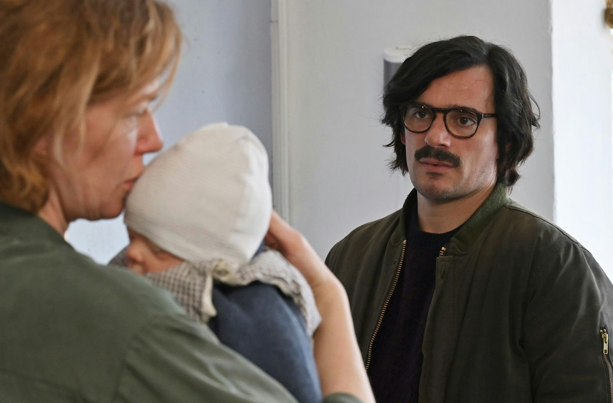 Eben dachte die junge Mutter Denise Bonnefoy (Magdalena Wiedenhofer) noch, ihr Mann Xavier Weberlein (Hannes Wegener) sei das Opfer und tot. Doch kurz nach dem Schock tritt er gesund zur Tür herein. (Bild: rbb/Schiwago/Hardy Spitz)