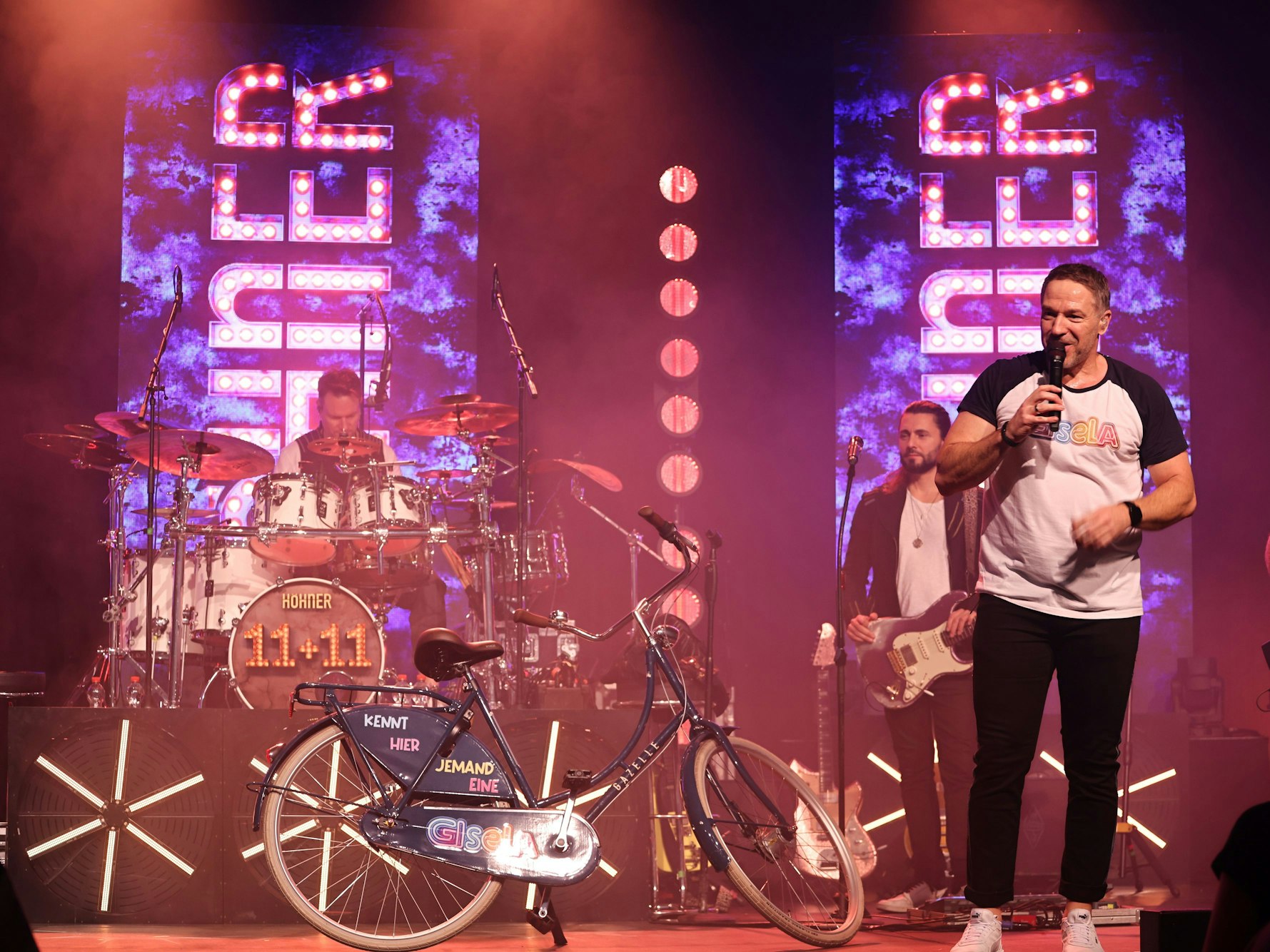 Patrick Lück singt auf der Bühne den Höhner-Hit „Gisela“.