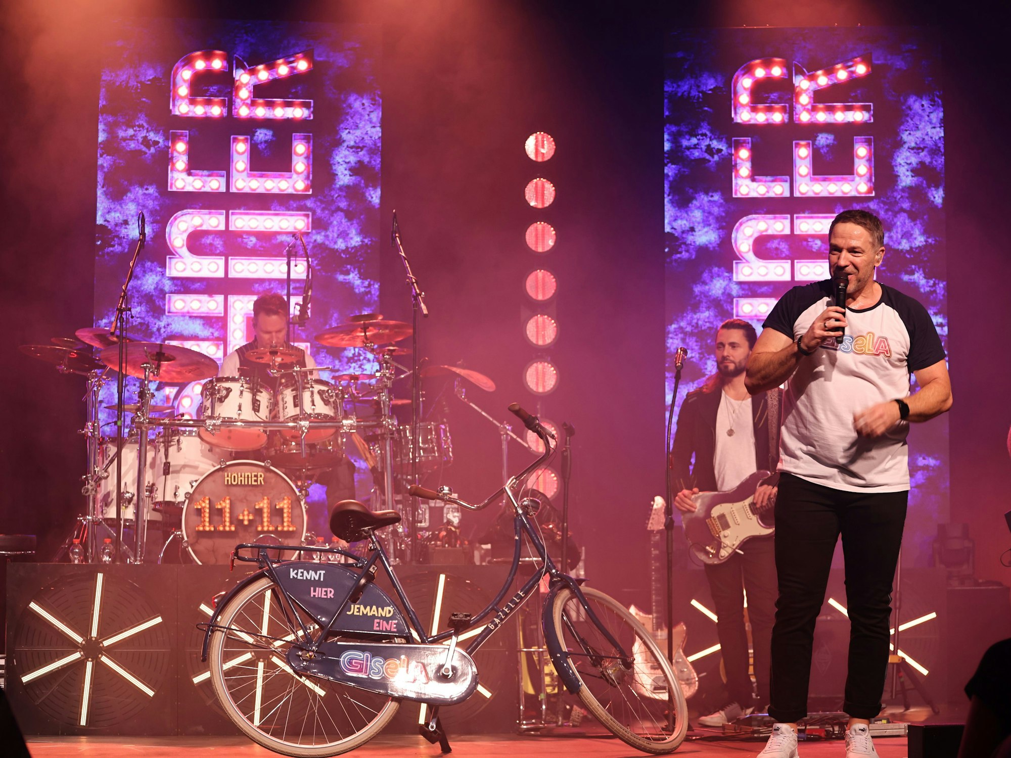 Patrick Lück singt auf der Bühne den Höhner-Hit „Gisela“.