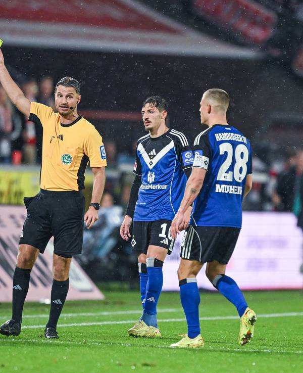 Daniel Schlager zeigt Merlin Polzin Gelb.