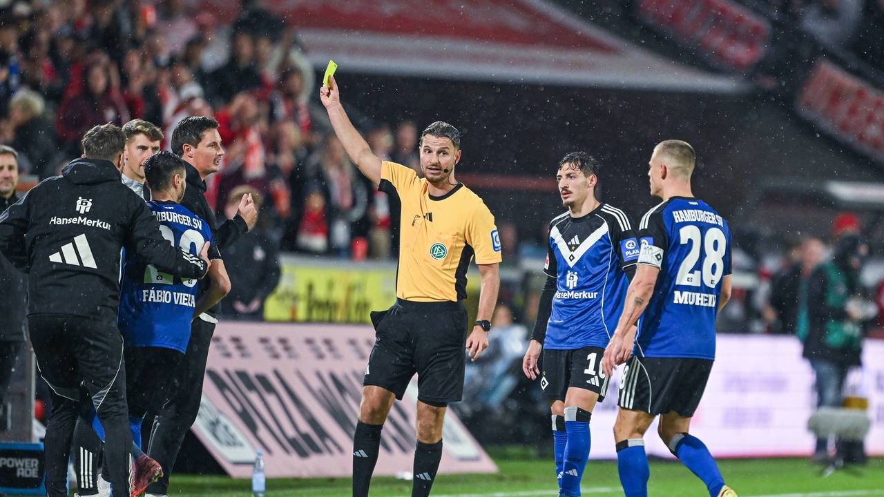 Daniel Schlager zeigt Merlin Polzin Gelb.