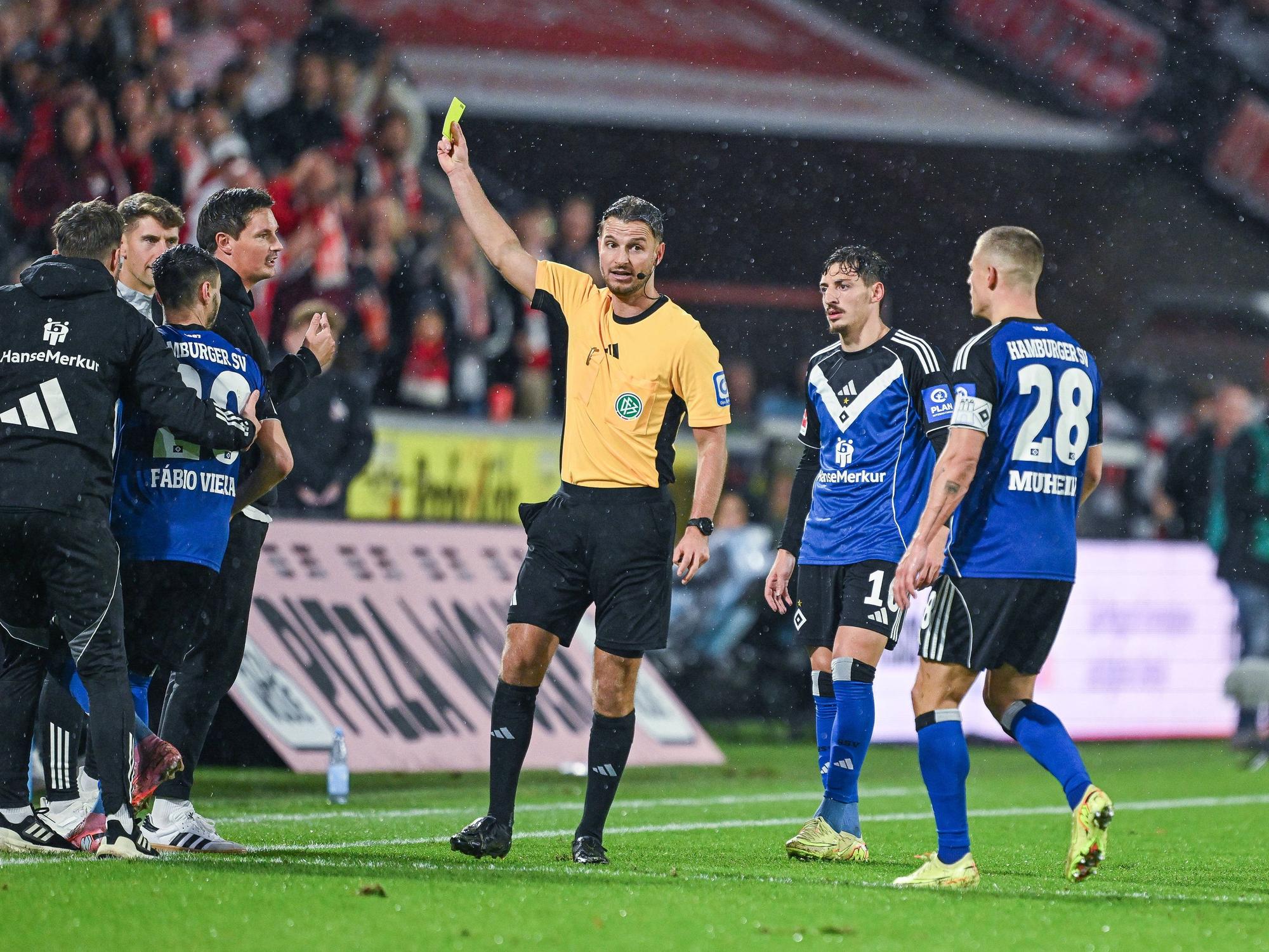 Daniel Schlager zeigt Merlin Polzin Gelb.