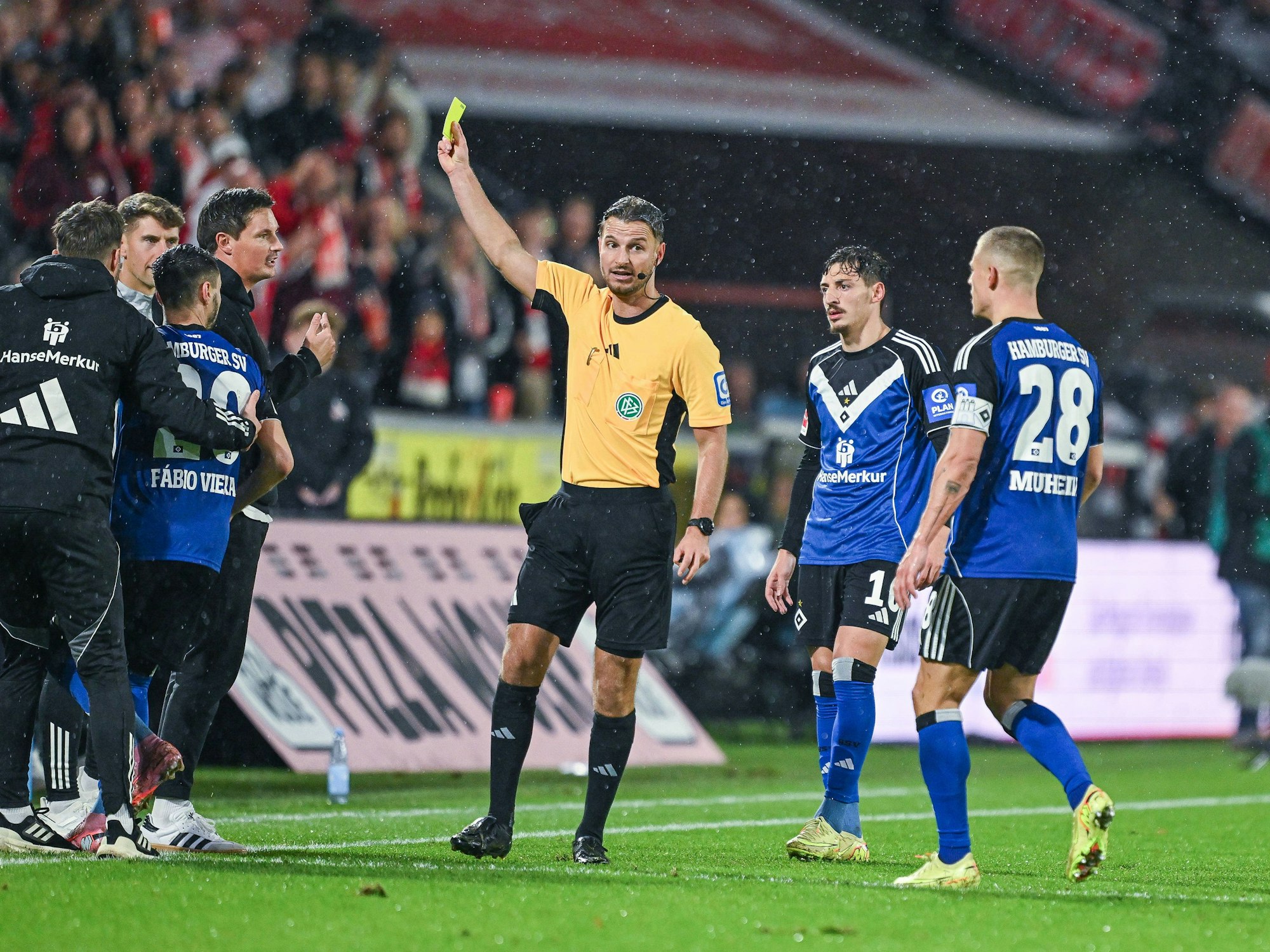 Daniel Schlager zeigt Merlin Polzin Gelb.