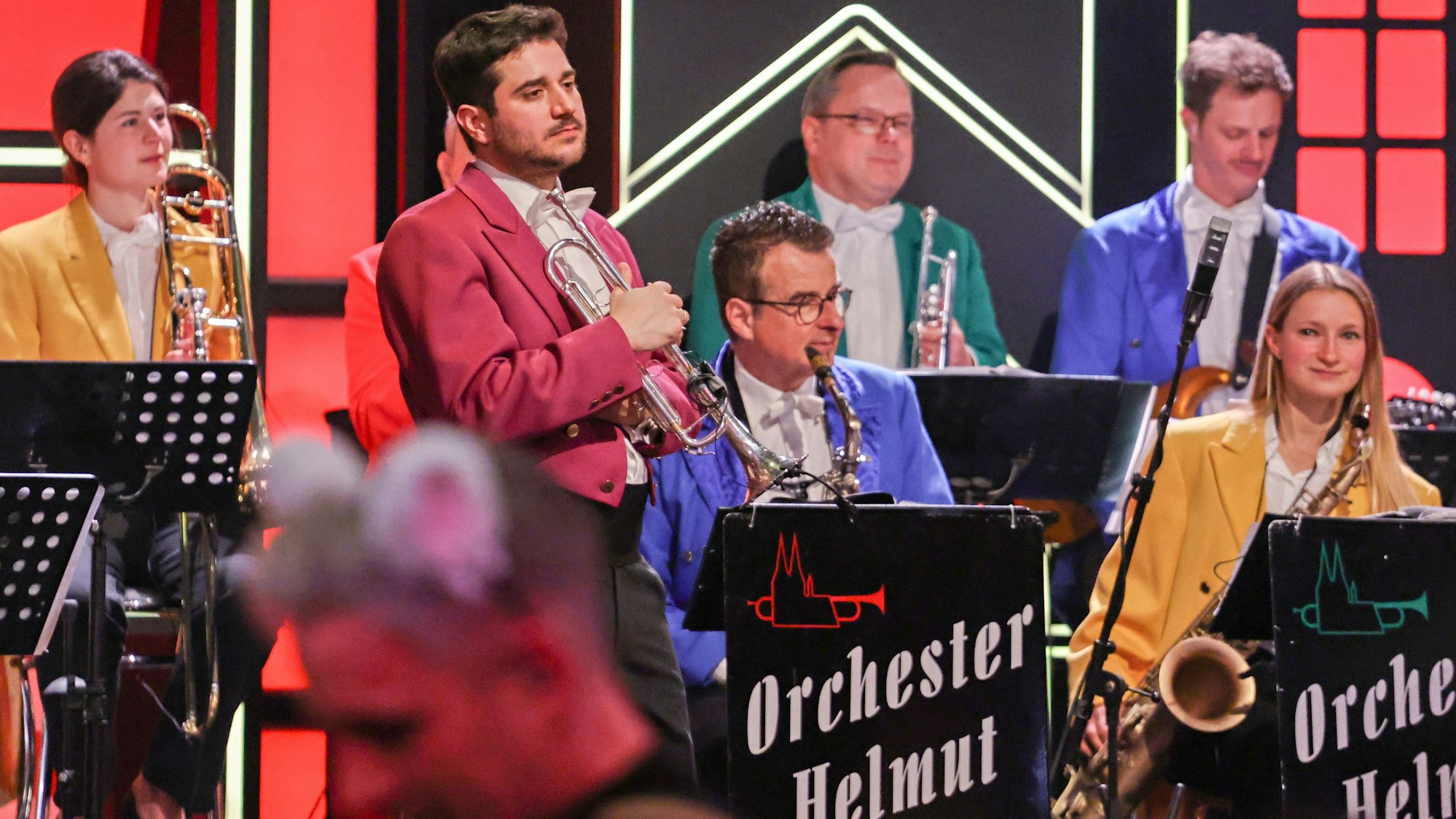 Matthias Heßeler steht mit seinem Orchester auf der Bühne.