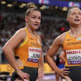 Sophia Junk und Gina Lückenkemper schauen kurz nach einem Wettkampf nach oben auf den Bildschirm im Stadion.