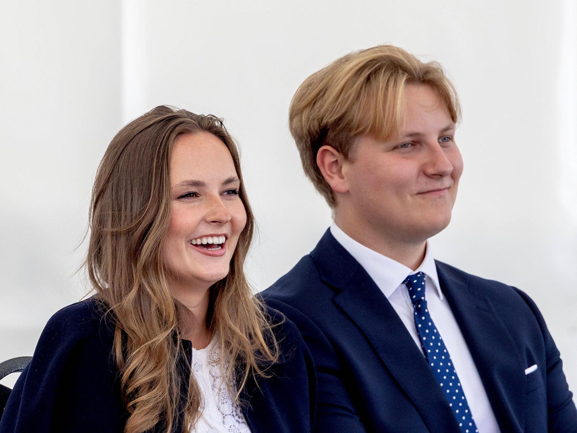 Prinzessin Ingrid Alexandra und Prinz Sverre Magnus von Norwegen sitzen grinsend nebeneinander.