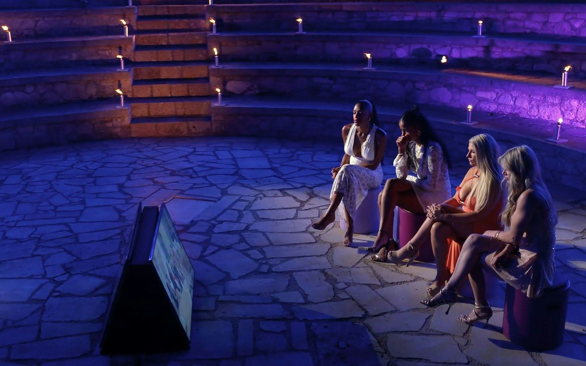 Das erste Lagerfeuer schockt alle vergebenen Frauen. (Bild: RTL/ Screenshot)