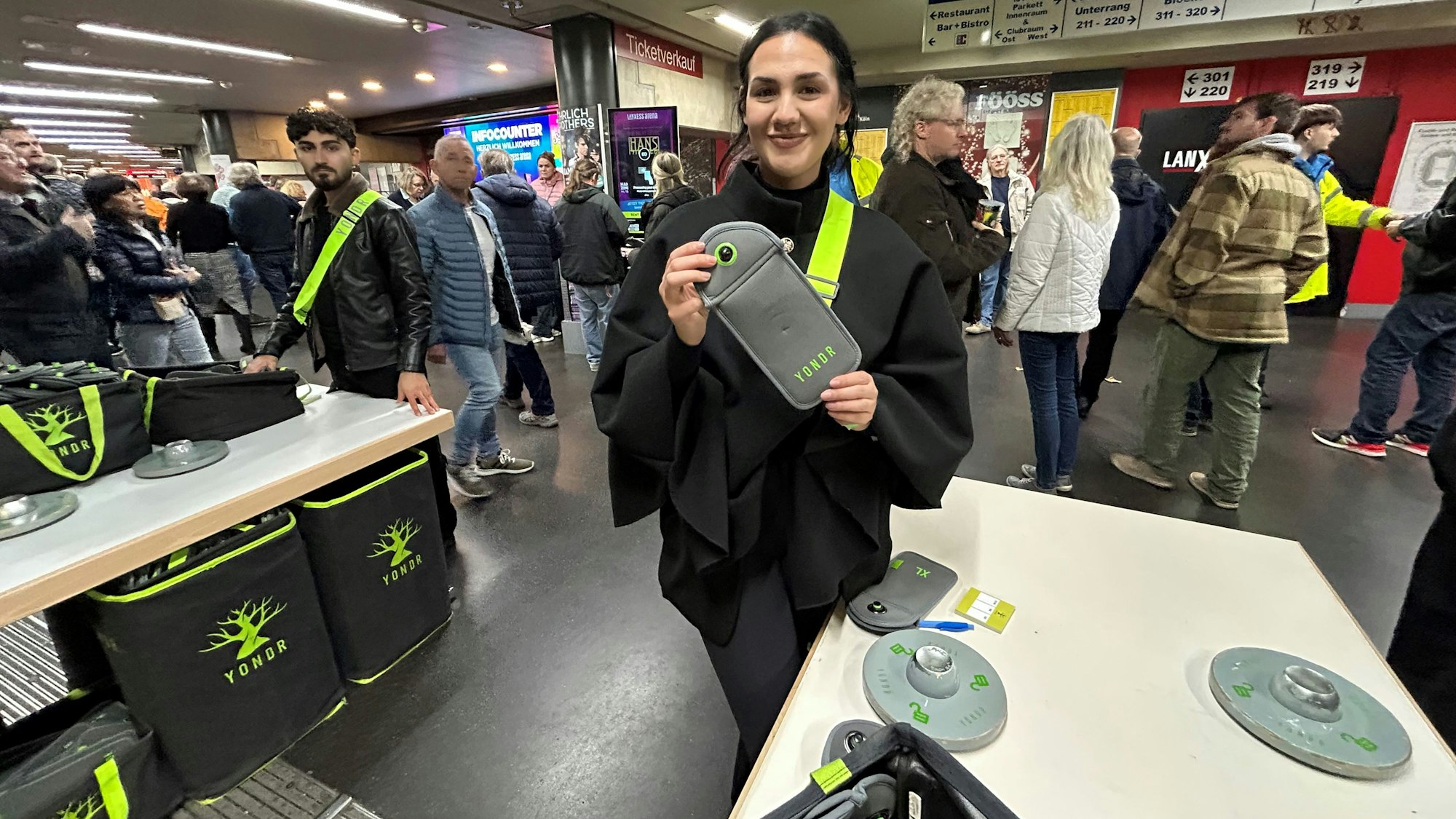 Eine Mitarbeiterin zeigt eine der Yondr-Taschen für die Handys.