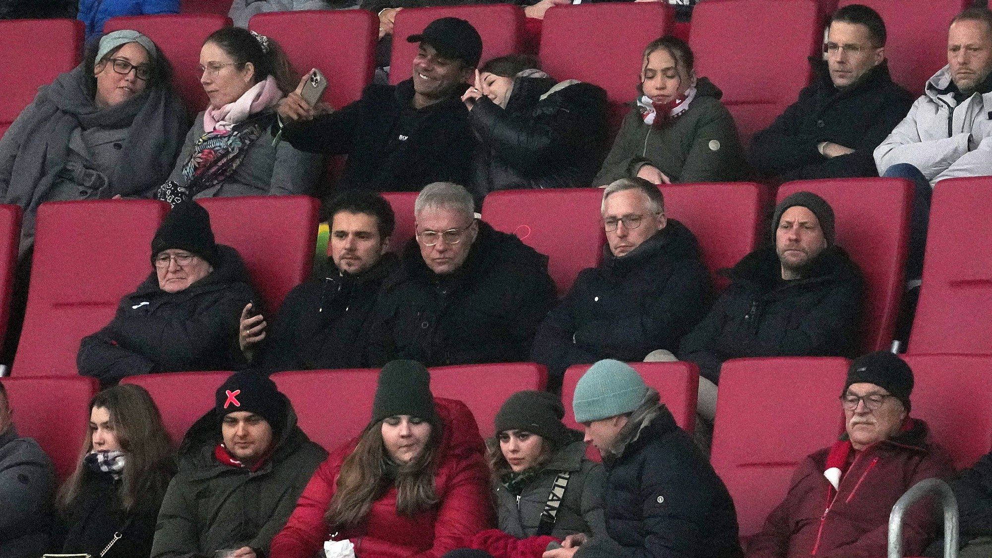 Der Vorsitzende der Geschäftsführung, Dr. Markus Schütz (mittlere Reihe, 3.v.r.), sowie Finanz-Geschäftsführer Frank Briel (mittlere Reihe, 2.v.r.) von der TSG Hoffenheim sitzen auf der Tribüne.