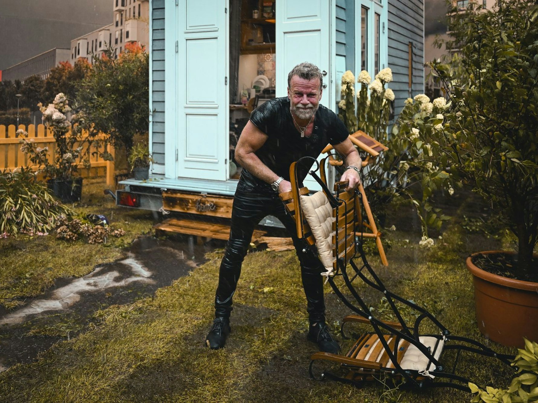 Für sein „Klima-Experiment“ setzte sich Jenke von Wilmsdorff im Tiny-House extremen Witterungsbedingungen und Mücken aus. (Bild: ProSieben / Willi Weber)