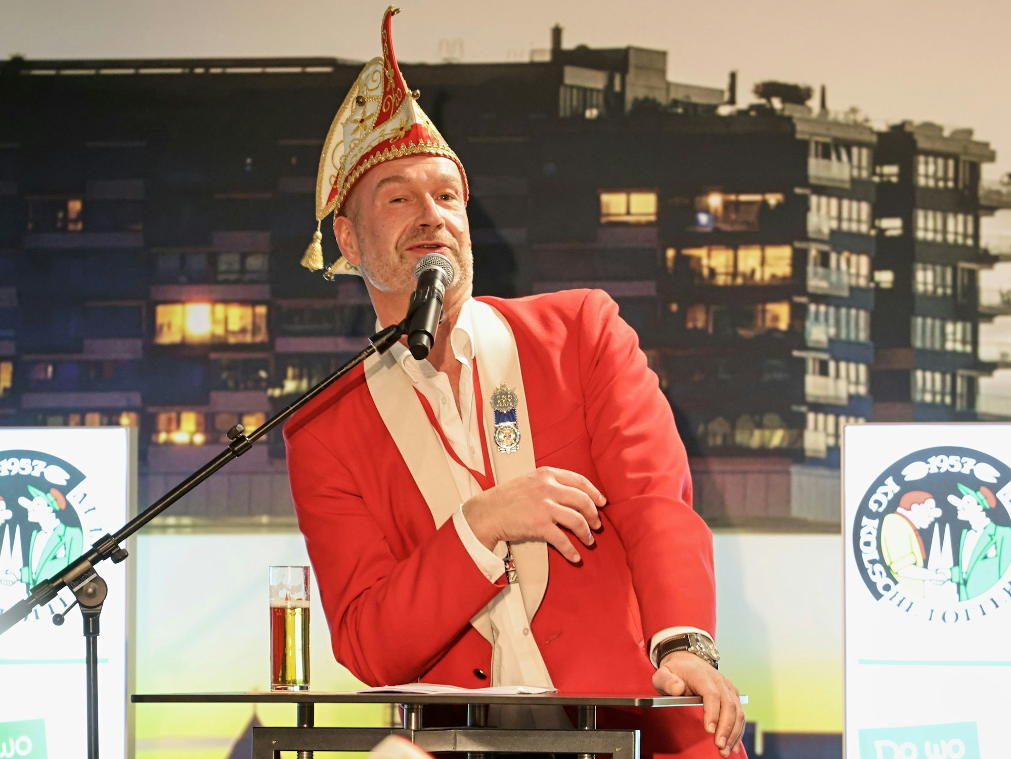 Volker Weininger hält seine Rede auf der Bühne.