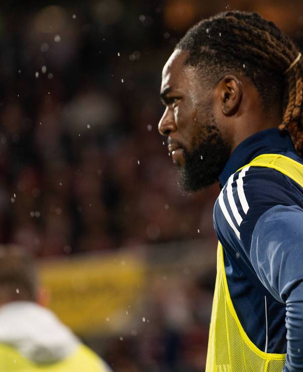 HSV-Star Jordan Torunarigha hat ein Leibchen an und steht im Regen.