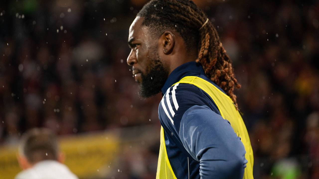 HSV-Star Jordan Torunarigha hat ein Leibchen an und steht im Regen.