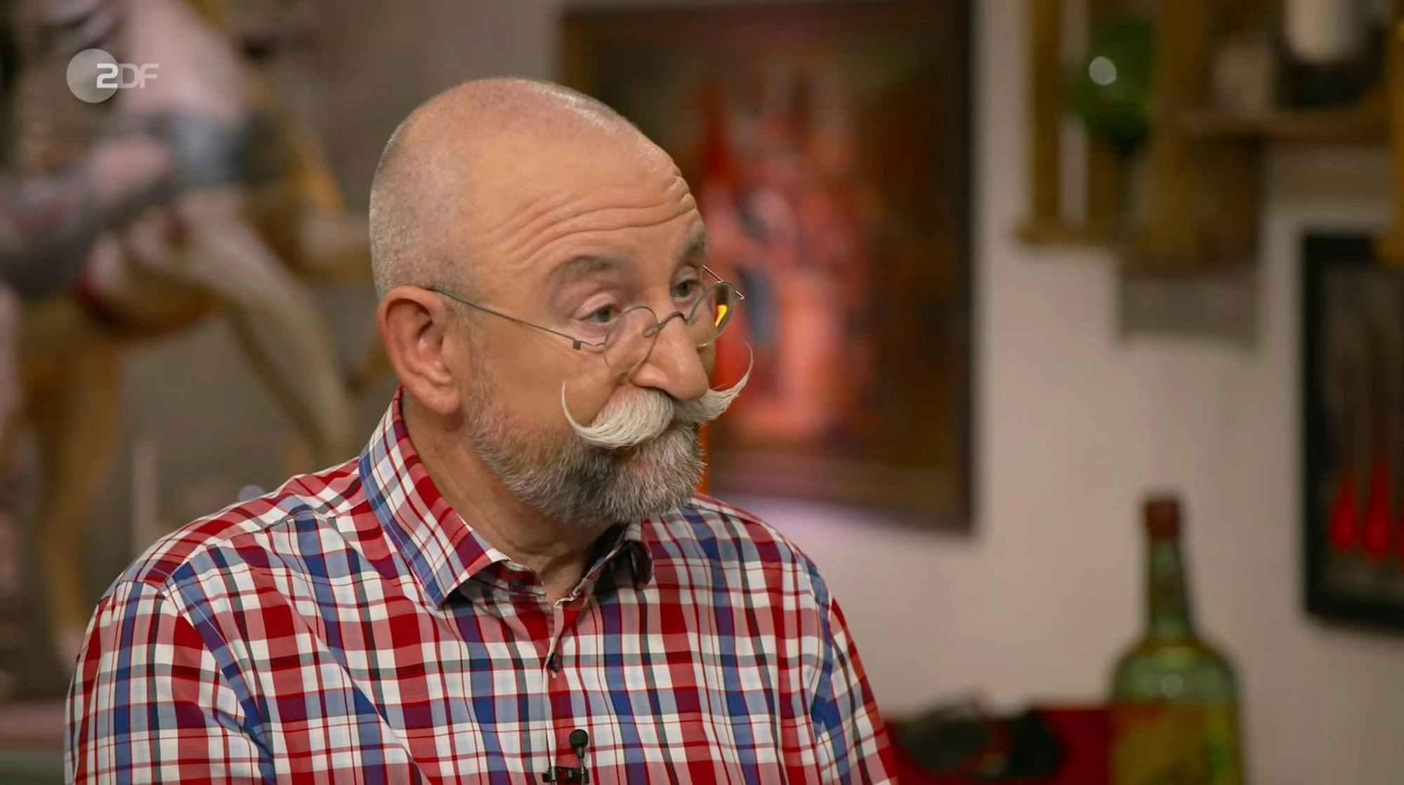 „Ach Gott im Himmel“, rief Horst Lichter in der Montagsausgabe der ZDF-Trödelshow „Bares für Rares“ aus, als die Verkäuferin erzählte, wie ihr Ausstellungsstück auf dem Weg ins Walzwerk beschädigt wurde.  (Bild: ZDF)