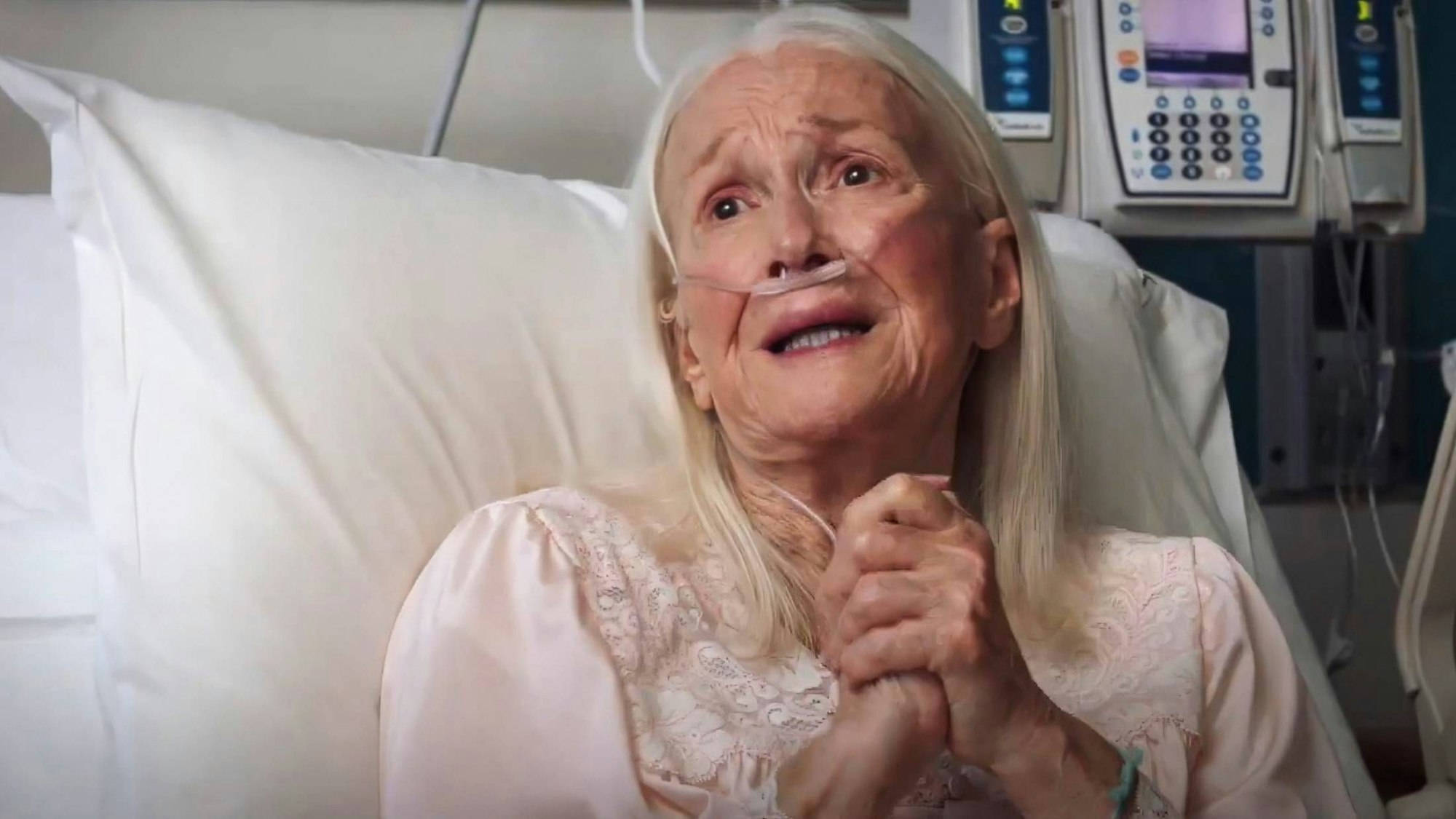 Die Schauspielerin Diane Ladd in einer emotionalen Szene im Krankenbett.