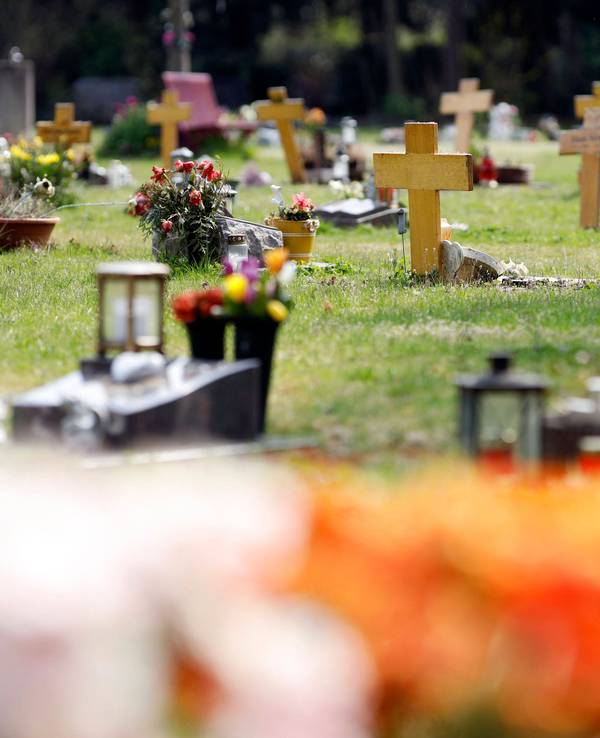 Ein Gärtner fand den schwer verletzten Mann neben seinem Pedelec auf dem Kölner Westfriedhof (Archivbild).