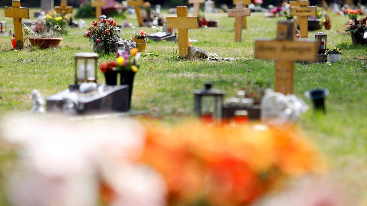 Ein Gärtner fand den schwer verletzten Mann neben seinem Pedelec auf dem Kölner Westfriedhof (Archivbild).