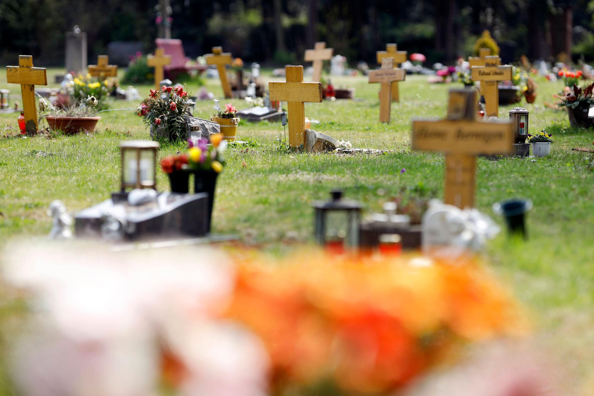 Ein Gärtner fand den schwer verletzten Mann neben seinem Pedelec auf dem Kölner Westfriedhof (Archivbild).