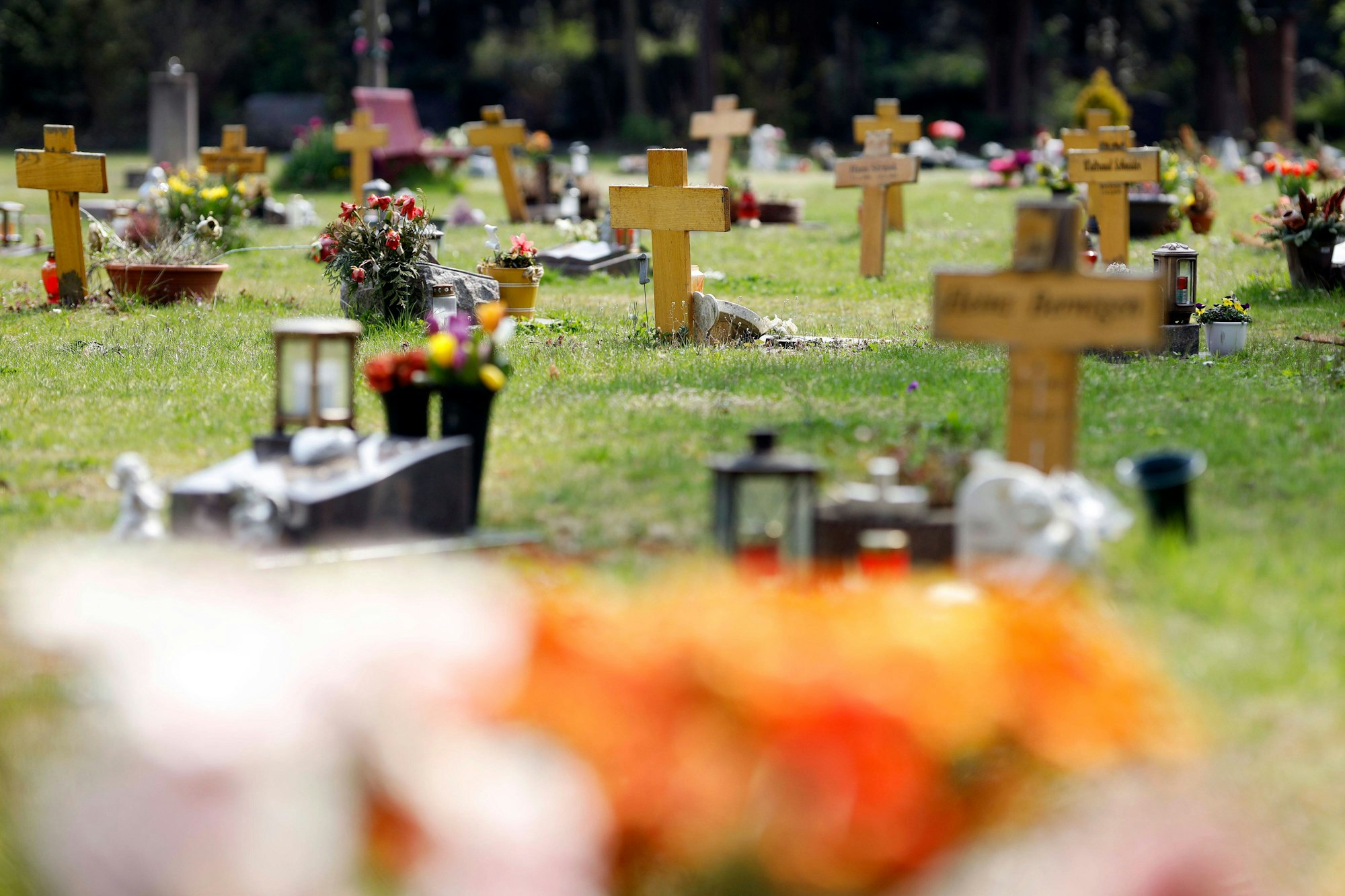 Ein Gärtner fand den schwer verletzten Mann neben seinem Pedelec auf dem Kölner Westfriedhof (Archivbild).