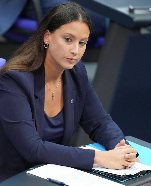 Caroline Bosbach CDU im Portrait mit konzentriertem Blick im Plenum bei der 34. Sitzung des Deutschen Bundestag in Berlin