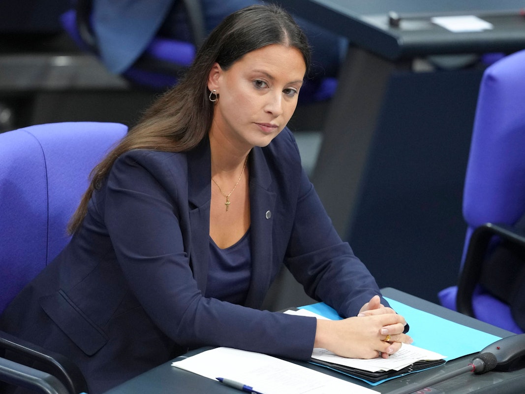 Caroline Bosbach CDU im Portrait mit konzentriertem Blick im Plenum bei der 34. Sitzung des Deutschen Bundestag in Berlin