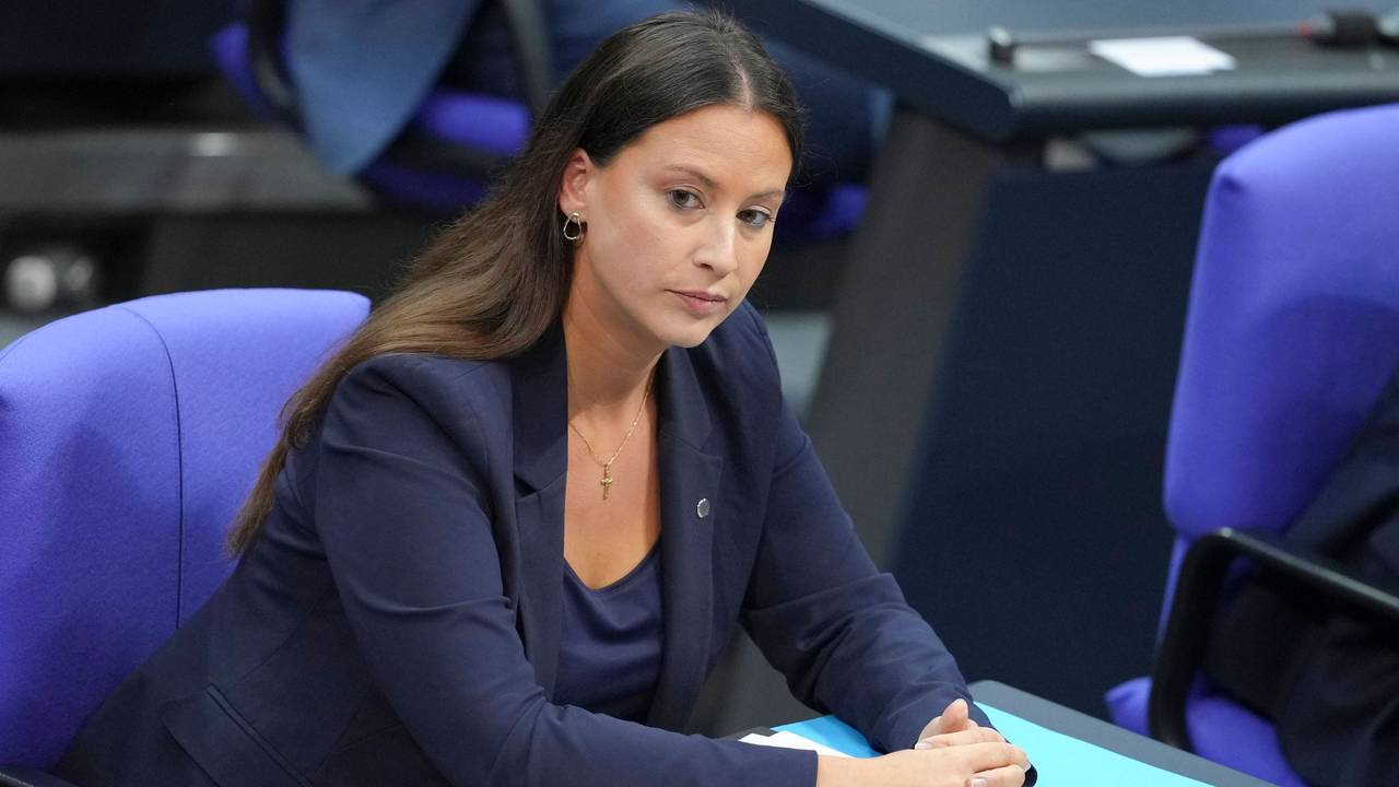 Caroline Bosbach CDU im Portrait mit konzentriertem Blick im Plenum bei der 34. Sitzung des Deutschen Bundestag in Berlin