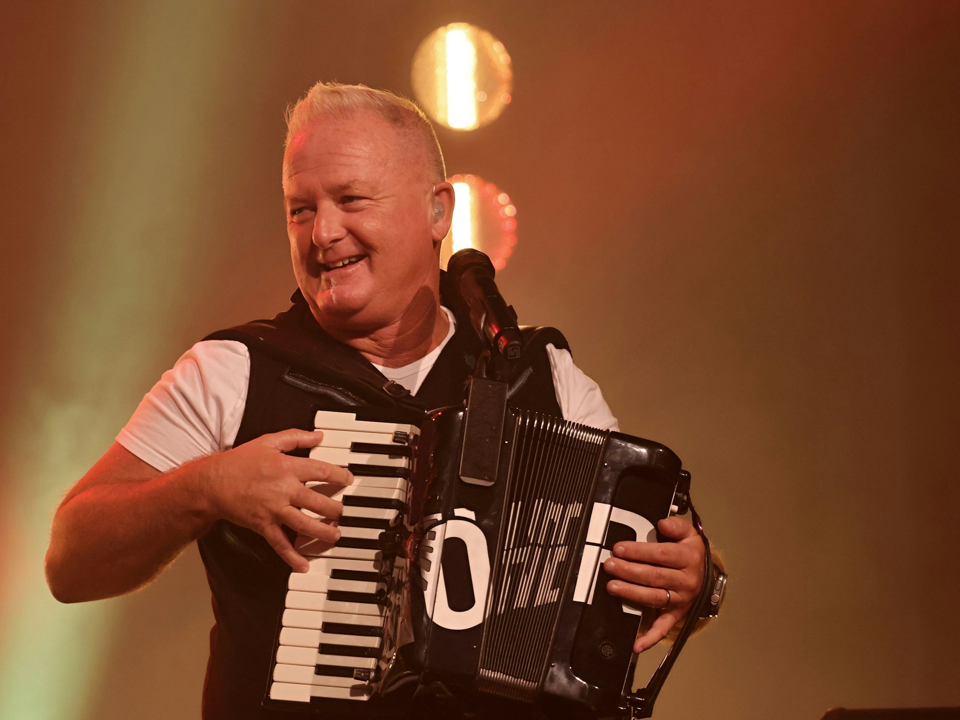 Höhner-Musiker Micki Schläger mit Akkordeon auf der Bühne.