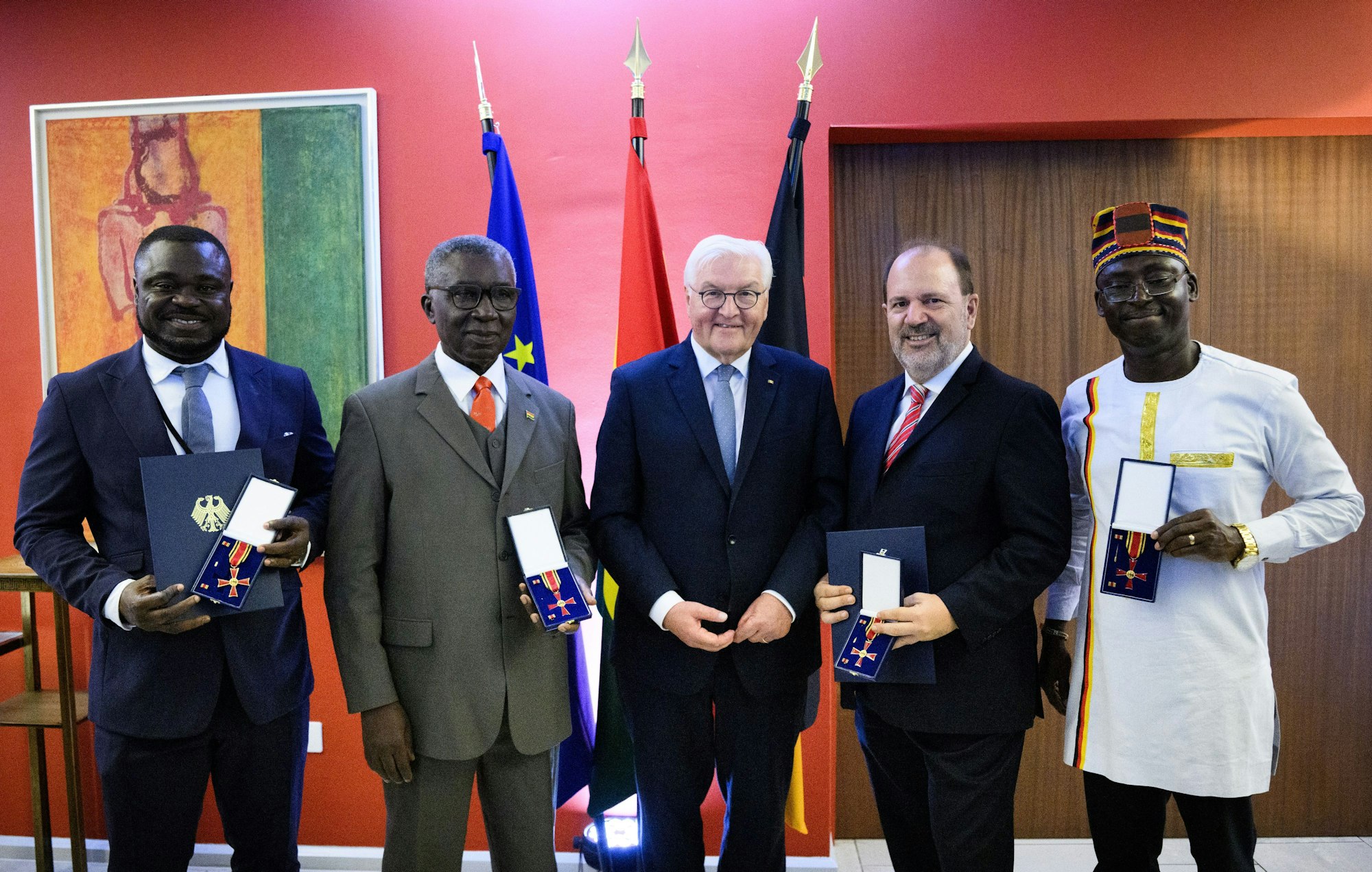 Bundespräsident Frank-Walter Steinmeier (M.) steht nach der Verleihung der Verdienstkreuze am Bande des Verdienstordens der Bundesrepublik Deutschland neben den Geehrten Gerald Asamoah (l-r), Kwabena Frimpong-Boateng, Martin Wilde und Ralph Nyadu-Addo in der Residenz des Botschafters.