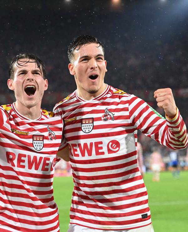 Said El Mala (r.) und Jakub Kaminski (1. FC Köln) jubeln am 2. November 2025 beim 4:1-Sieg über den Hamburger SV.