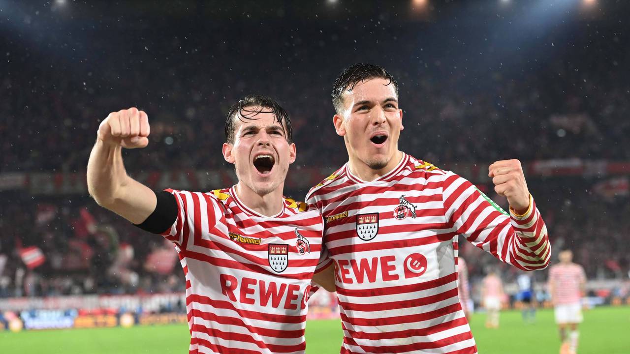 Said El Mala (r.) und Jakub Kaminski (1. FC Köln) jubeln am 2. November 2025 beim 4:1-Sieg über den Hamburger SV.
