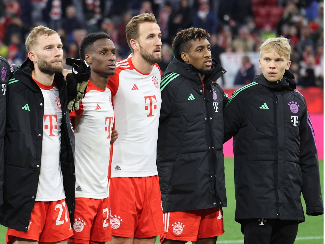 Bouna Sarr (2.v.l.) steht vor der Fankurve Arm in Arm mit seinen Teamkollegen.