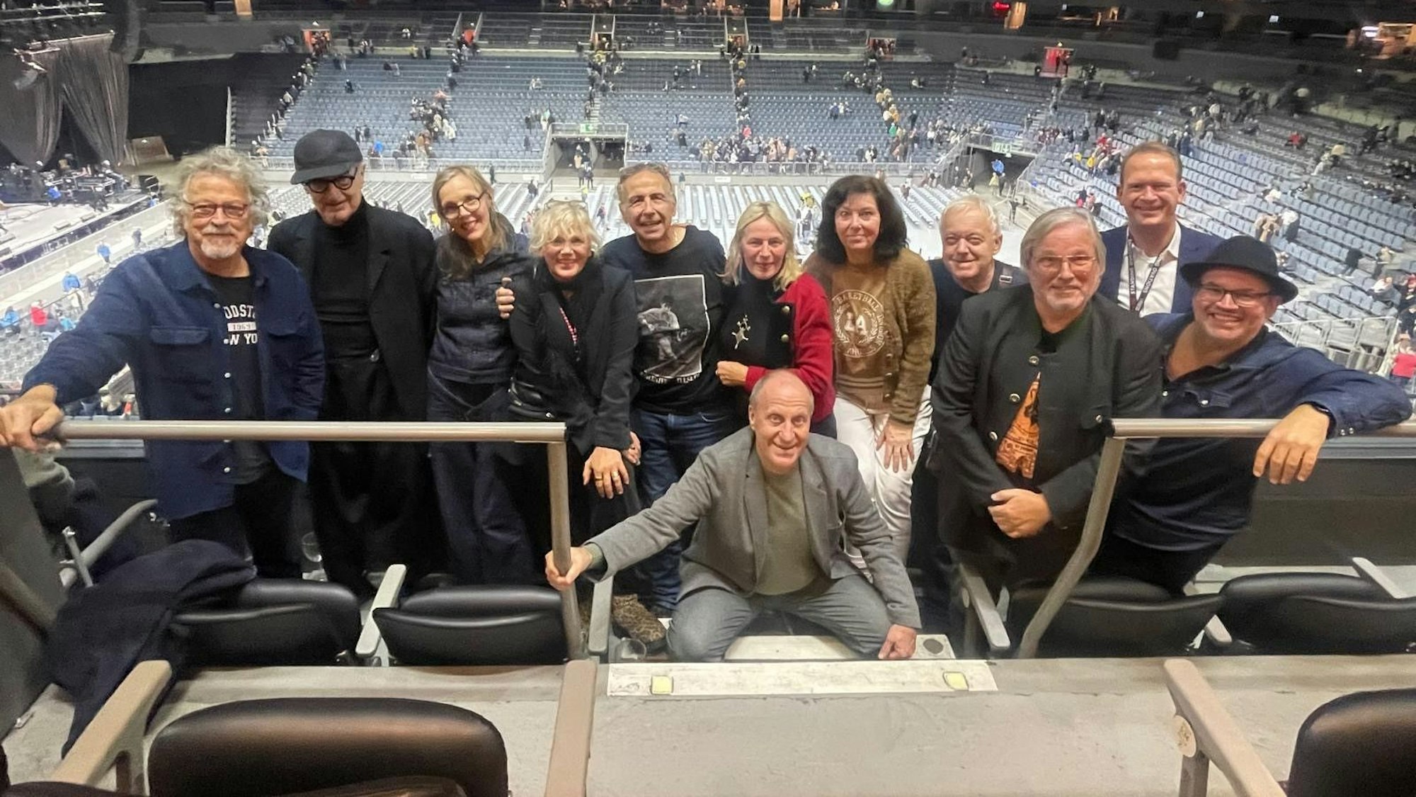 Die Gäste einer Loge beim Konzert von Bob Dylan in Köln.