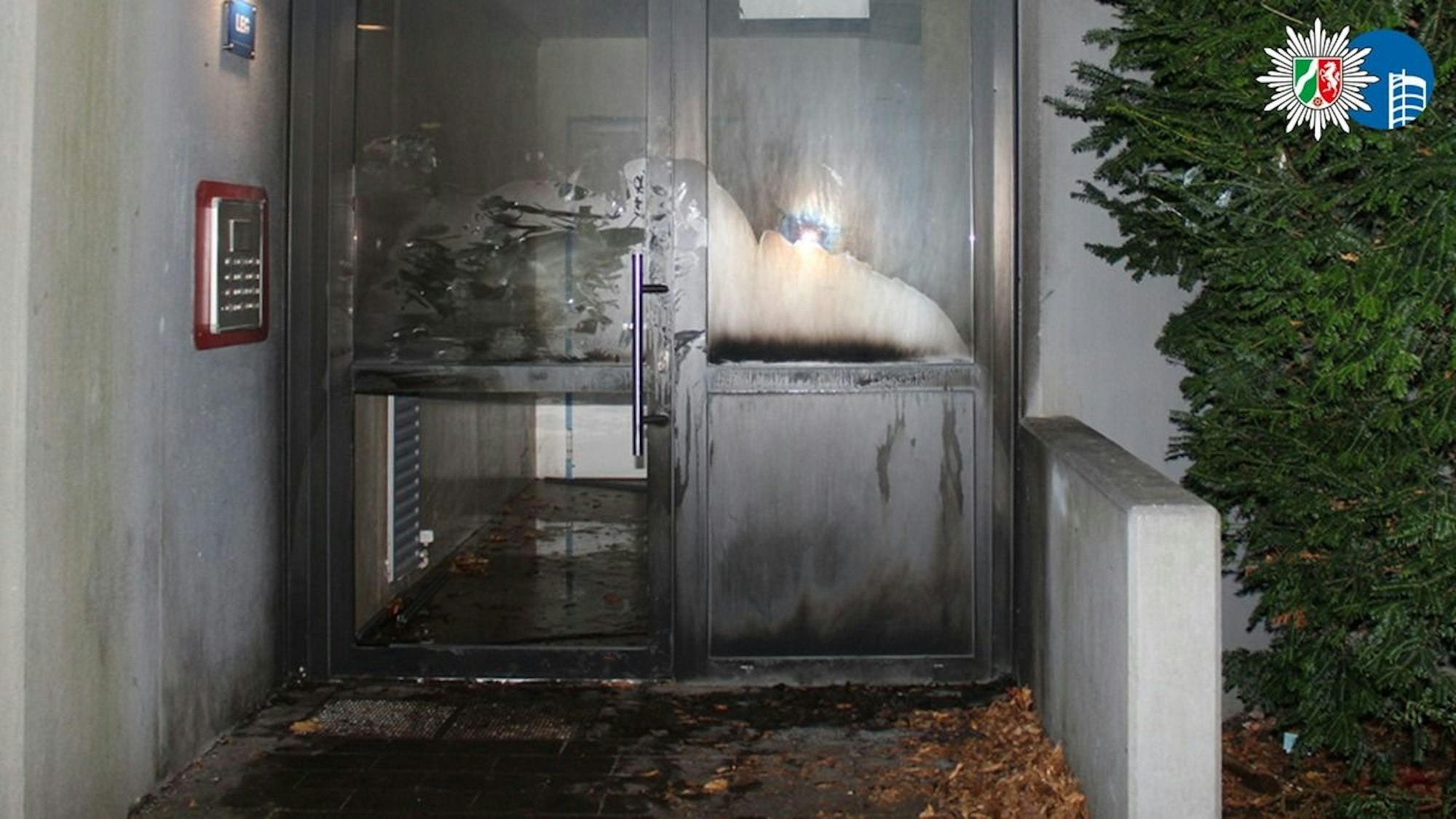 Polizei sucht Zeugen nach Brandstiftung in Oberhausen.