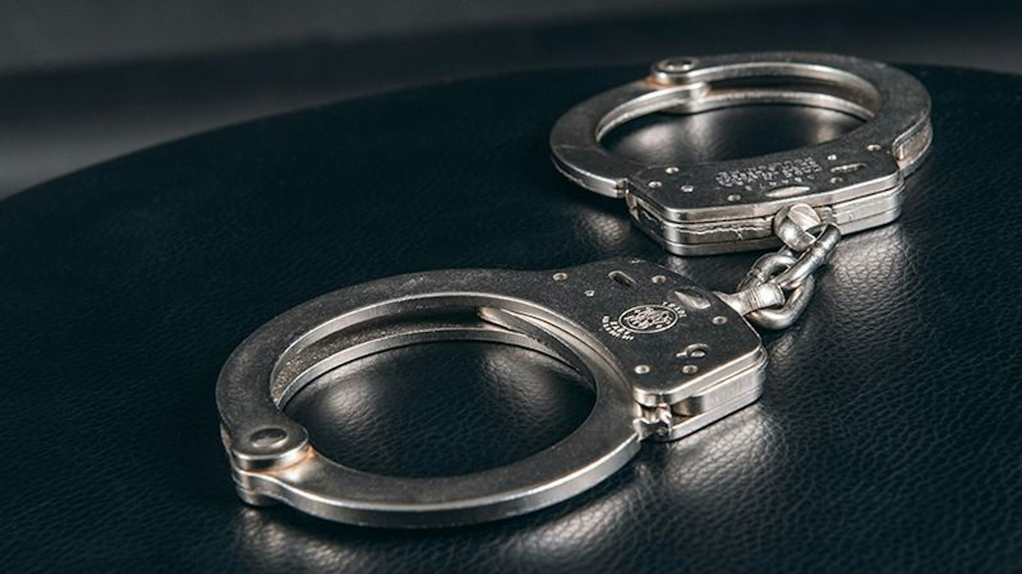 Symbolbild: Handschellen der Bundespolizei.